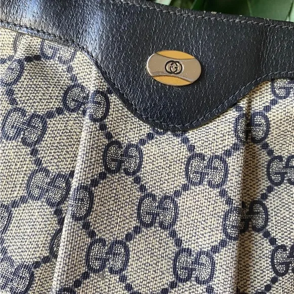 Vintage Gucci cross body - Picture 6 of 9